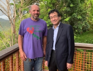 巨匠ピーター・ドイグ氏と平山達夫在トリニダード・トバゴ日本国大使